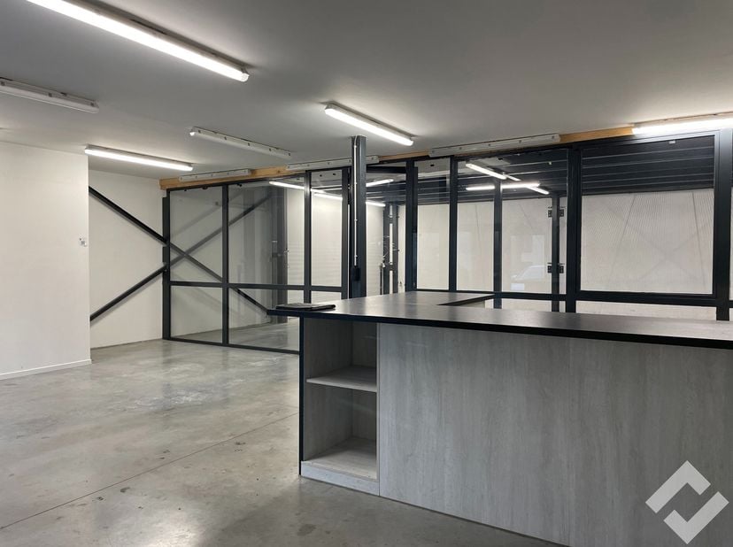Zeer praktische KMO-unit met studio te huur op bedrijvensite de Campus te Pelt. Deze bedrijvensite is gelegen aan de oprit van de Noord-Zuidverbinding