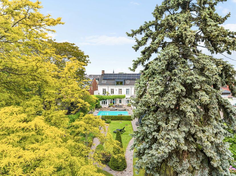 Prachtig historisch herenhuis (bouwjaar 1808) met romantisch aangelegde parktuin en verwarmd buitenzwembad op een perceel van 1.510 m². Dit unieke par