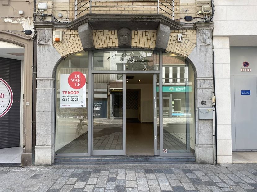 In de Ooststraat te Roeselare bevindt zich deze handelseigendom te huur van 101m² gelegen in het beste stuk van de winkelstraat. <br />
<br />
Winkel