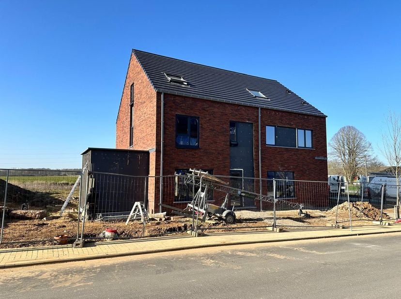 Située dans un environnement calme et résidentiel, cette maison neuve offre un cadre de vie moderne, économe en énergie et parfaitement pensé pour une