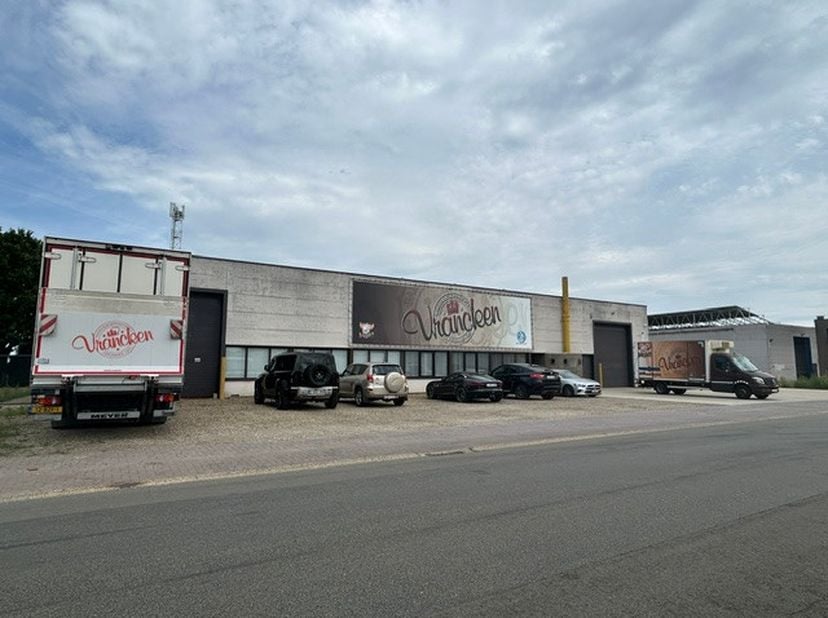 <br />
Bedrijfsgebouw met koel- en vriesfaciliteiten te huur op Industriezone Peerderbaan te Bree<br />
Op de uitstekend bereikbare Industriezone Peer