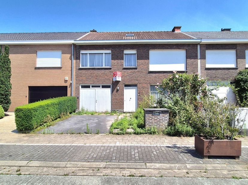 Bent u op zoek naar een ruime woning die je volledig naar uw eigen smaak kunt moderniseren? Dan is deze gezinswoning in een rustige, kindvriendelijke