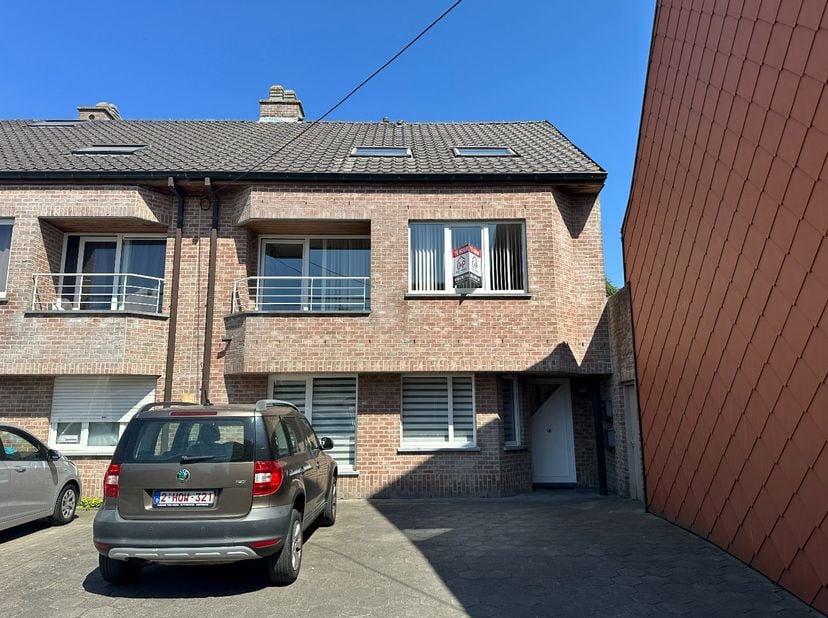 Instapklaar duplexappartement met een bewoonbare oppervlakte van 122 m², rustig gelegen nabij het centrum van Eernegem.<br />
Indeling: inkomhal met g