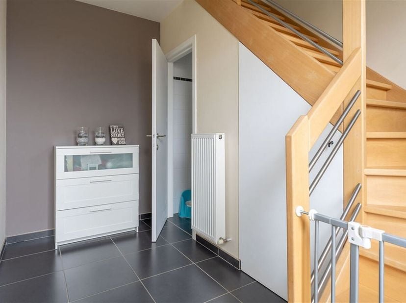 harmante gezinswoning met 4 slaapkamers.<br />
Deze prachtige gezinswoning straalt rust en ruimte uit.<br />
Rustig gelegen en toch kortbij het centru