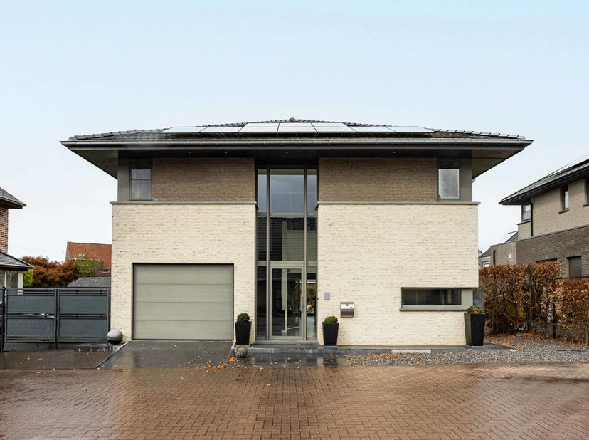 Vous recherchez une villa prête à emménager dans un endroit calme ? Alors cette propriété mérite vraiment une visite. Construite en 2010, cette villa