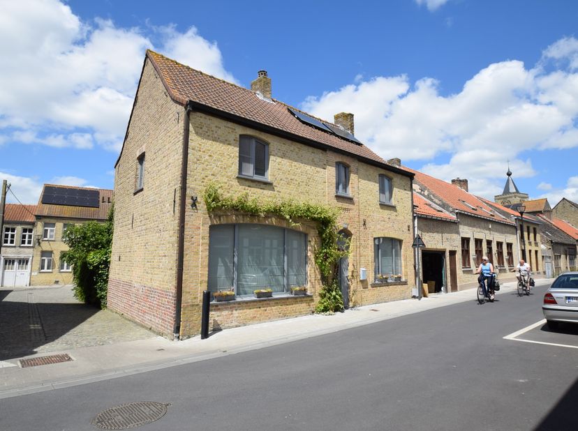 In het landelijke en sfeervolle dorp Alveringem, bieden we u deze instapklare woning aan. De eigendom is gelegen in een uitermate charmant steegje en
