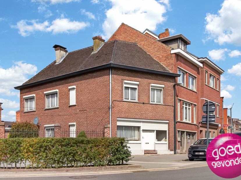 RUIM TE RENOVEREN STADSWONING met VEEL POTENTIEEL in hartje Tongeren.<br />
In een rustige straat in het centrum van Tongeren bevindt zich deze ruime