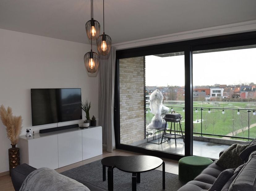 Dit appartement is gelegen op de derde verdieping met een prachtig uitzicht over het Vredespark. <br />
De indeling van het appartement is als volgt: