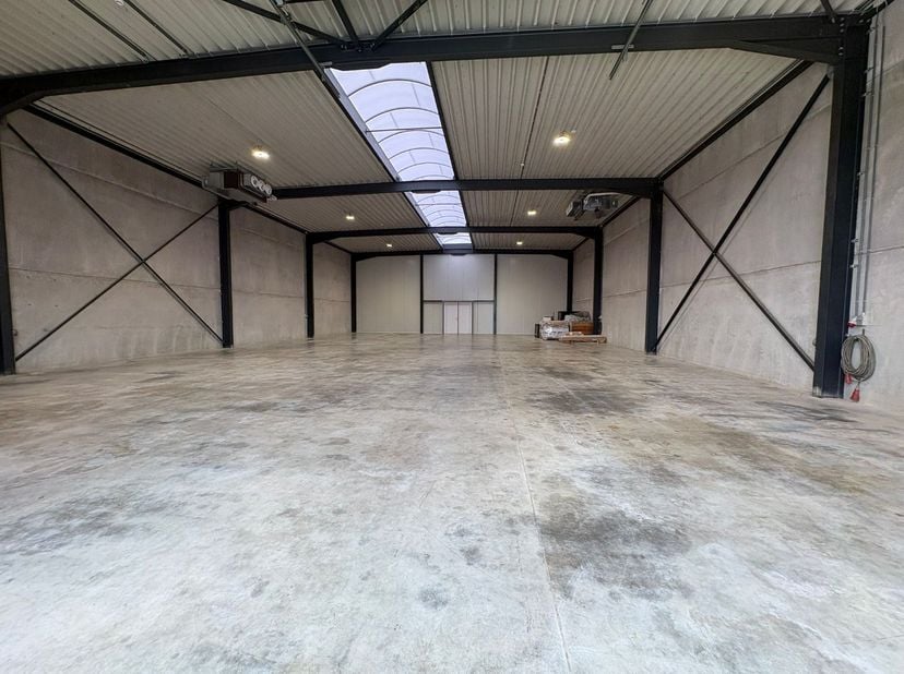Deze instapklare industriehal van 360 m² is uitstekend gelegen op bedrijvenpark Nagelsberg in Balen. De hal werd recent volledig gerenoveerd en uitger