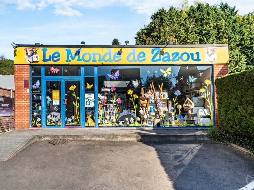 En retrait de la Rue Provinciale, ce rez-de-chaussée commercial bénéficie d'une bonne visibilité depuis l'axe principal, tout en s'inscrivant dans un