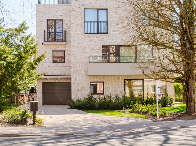 Ligging:<br />
Kleinschalig nieuwbouwproject, ontworpen door Caan-Architectenbureau, is gelegen op een zeer goede locatie: nabij de Sterre, het miljoe