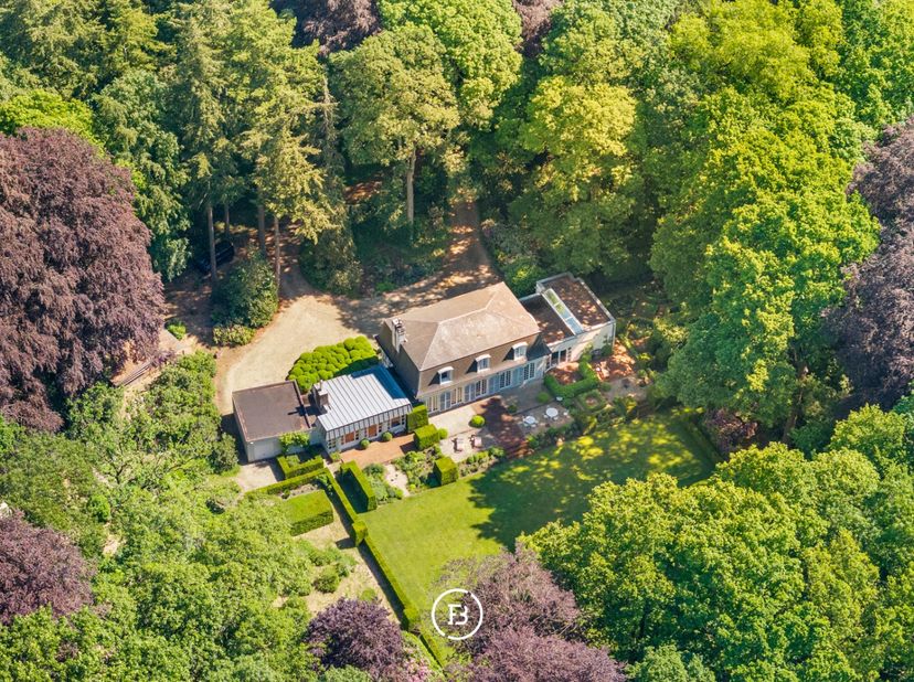 Op een uitstekende locatie tussen Gent en Brugge, vlakbij de op- en afrit van de E40 in Beernem, bevindt zich deze charmante villa in Franse stijl. Vi