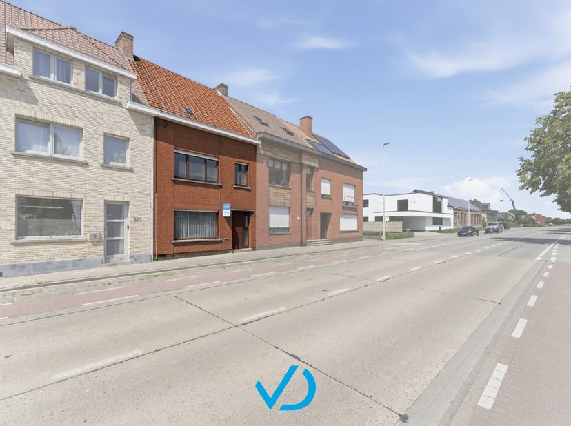Op een top ligging aan de rand van Ieper ontdek je deze renovatiewoning boordevol potentieel. Hier woon je in alle rust en het groen, terwijl je toch