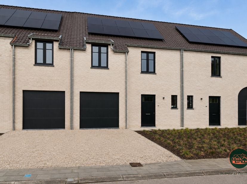 Ontdek deze reeds volledig afgewerkte en instapklare nieuwbouwwoning, gelegen op een perceel van 323 m² in een rustige en kwalitatieve woonomgeving. D