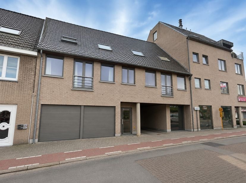 Op een centrale ligging in het centrum van Waarschoot bevindt zich dit ruime duplex appartement.<br />
<br />
Via de gemeenschappelijke inkomhal berei