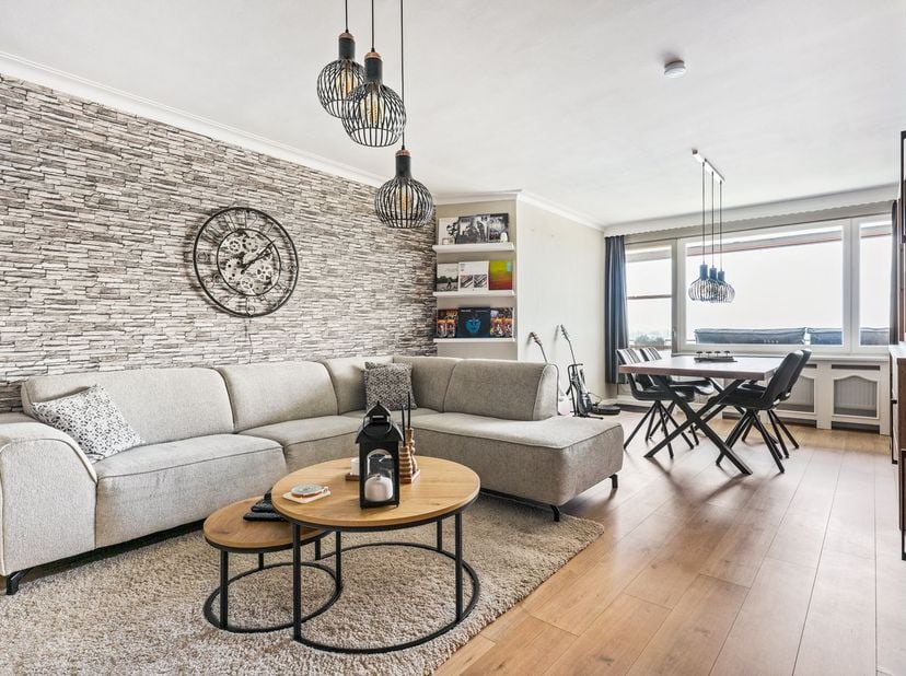Instapklaar appartement met fantastisch panoramisch uitzicht over de stad. <br />
<br />
Dit volledig gerenoveerde 2-slaapkamerappartement, gelegen