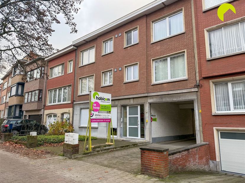 In dit verzorgde garagecomplex, ter hoogte van de Guido Gezellelaan nr 95-97, worden 12 garageboxen te koop aangeboden.<br />
Deze zijn momenteel alle