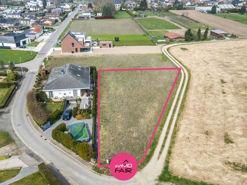 Open bebouwing met panoramisch zicht midden in de velden<br />
Dit royaal perceel voor open bebouwing bevindt zich aan het einde van een doodlopende s