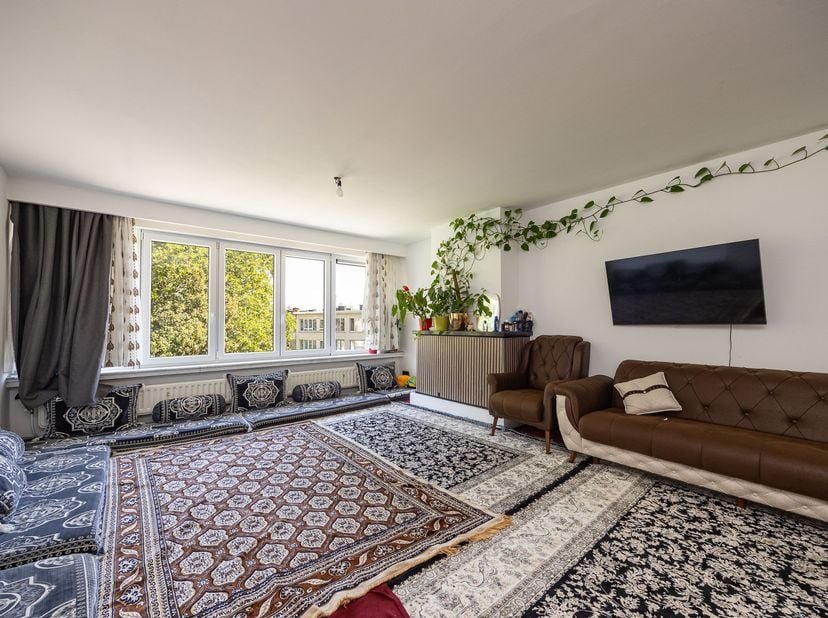 In het populaire Deurne Zuid vinden we in een gebouw met 6 appartementen dit leuke appartement terug op de derde verdieping. Het appartement is te ber