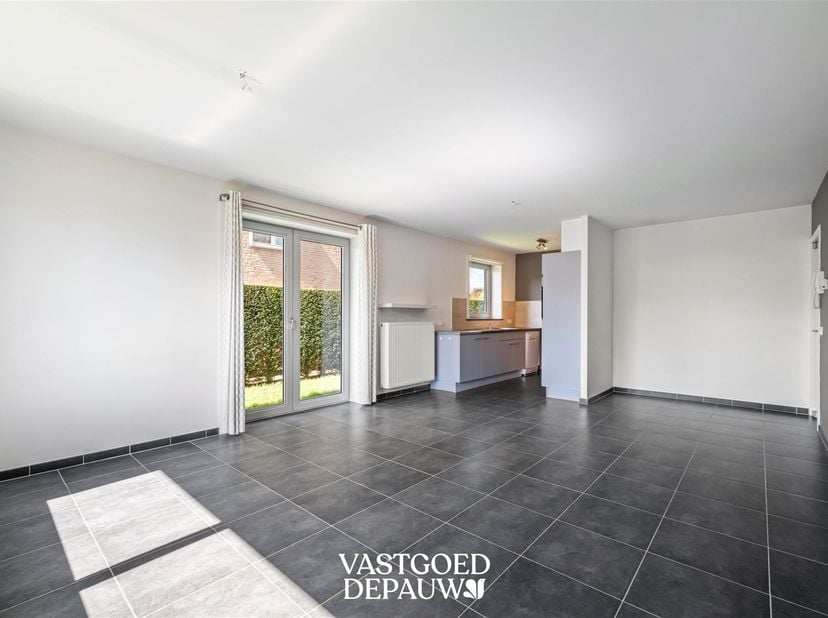 Dit ruim en hedendaags gelijkvloers hoekappartement geniet van een rustige ligging in centrum Oostkamp, dichtbij winkels, eetgelegenheden en belangrij