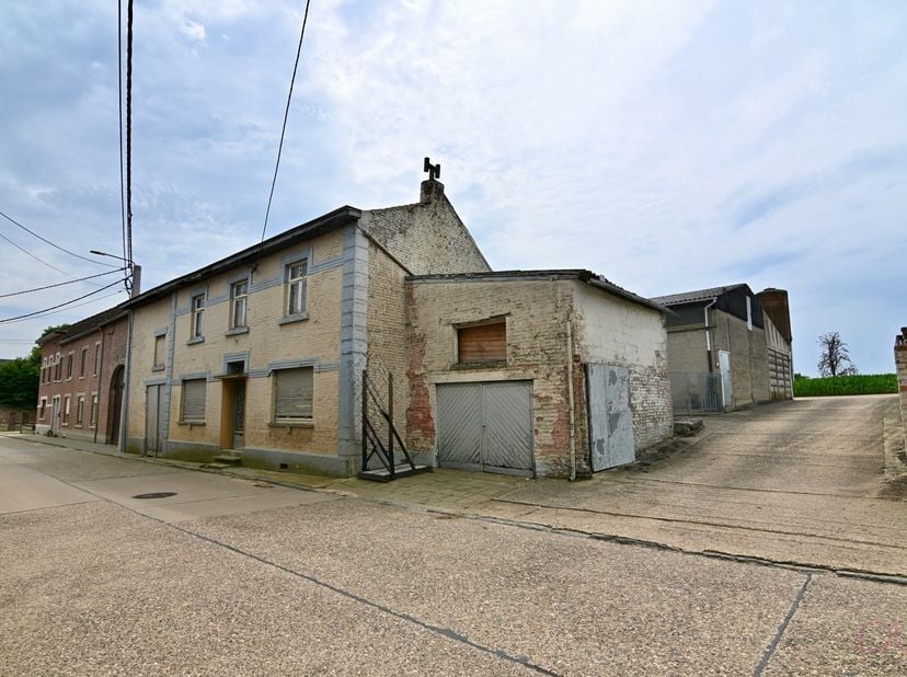 Deze hoevewoning inclusief grote veestal en open schuur is gelegen in de Haspengouwlaan 13, Heers, op een zuidelijk georiënteerd perceel van 69a20ca i