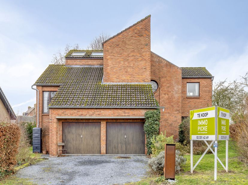Immo Pické biedt u deze uiterst gunstig gelegen villa aan in Sint-Pieters-Leeuw, gelegen in een residentiële wijk in de nabijheid van scholen, winkels