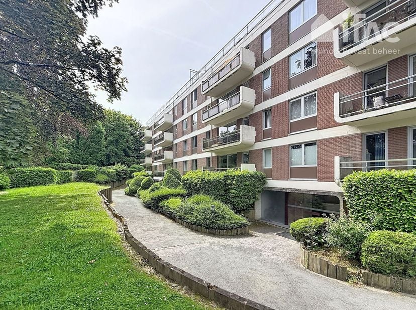 Appartement très calme avec terrasse, garage et emplacement de parking à Wezembeek-Oppem<br />
<br />
Cet appartement prêt à emménager est situé au