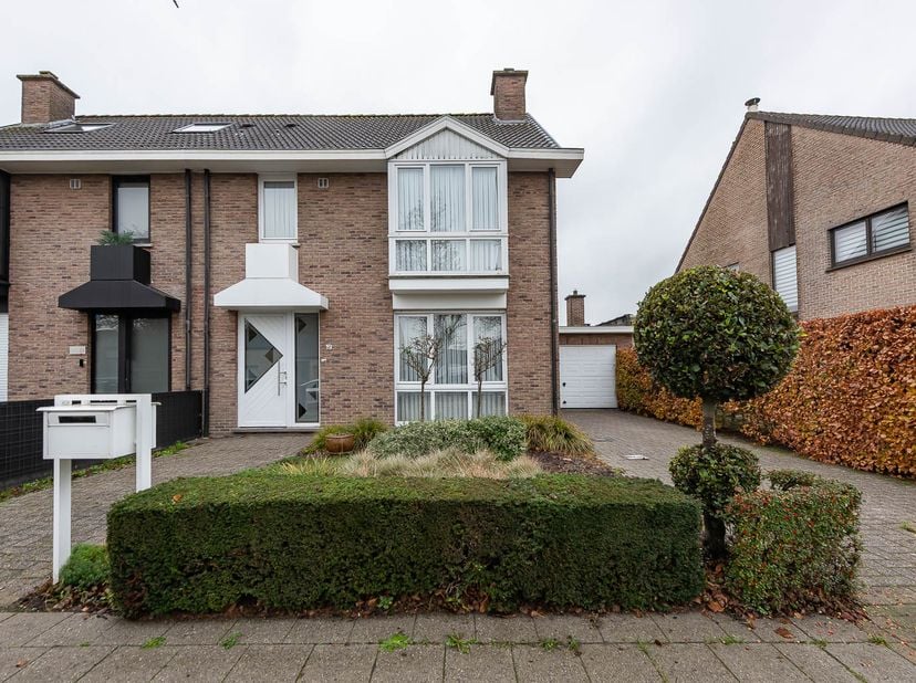 Bent u op zoek naar een ruime gezinswoning die u naar eigen smaak kunt moderniseren? Dan is deze halfopen bebouwing in een rustige woonwijk zeker een