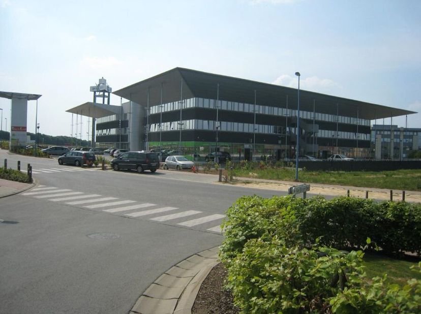 Axis Parc - Business Center Axisparc is een bedrijvenpark met ruim 50.000m² kantoren verdeeld over 19 gebouwen, omgeven door groen. Het bestaat uit ka