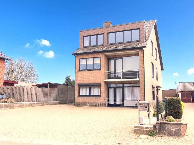 Adres: Holtstraat 56, 3620 Veldwezelt  Lanaken<br />
Ligging:<br />
Dit unieke opbrengstpand ligt in het charmante grensdorp Veldwezelt, een deelgemee