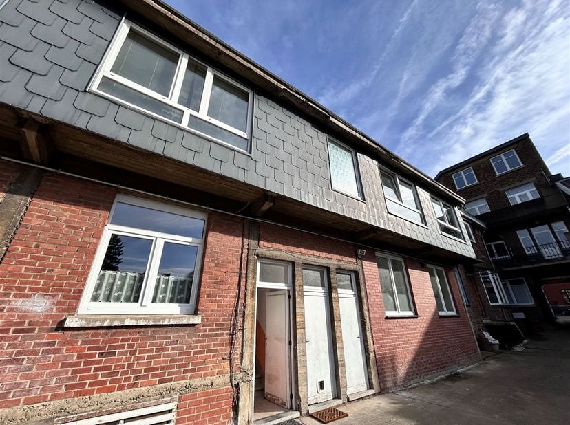 Situé au calme, à l'arrière d'une petite maison de la rue En-Bois, à quelques minutes à peine de la Place Saint-Lambert et du centre ville, proche de