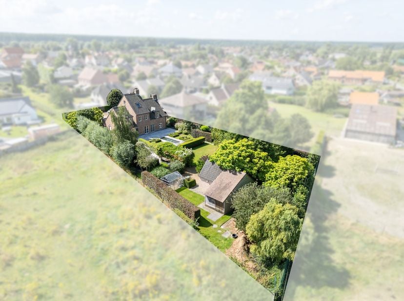 Deze 5-slaapkamervilla met aangelegde tuin is gelegen aan het einde van een doodlopende straat in het groene Damme op een boogscheut van Brugge en Kno