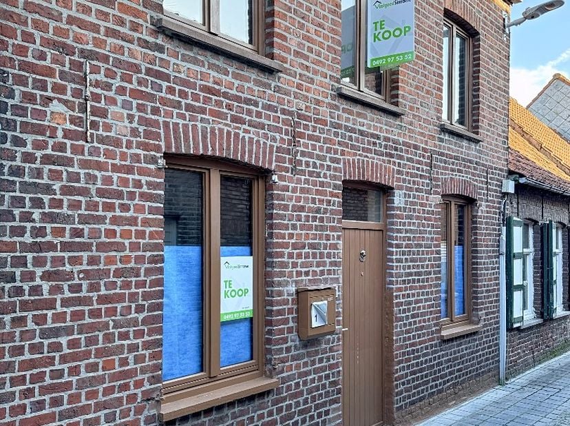 Deze instapklare woning is gelegen in het centrum van Koekelare en bestaat uit: living - keuken - groot terras - diverse opbergruimten - toilet - badk