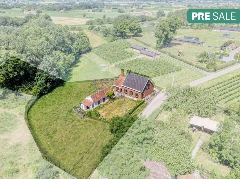 Huis op toplocatie in Heuvelland met prachtige zichten. Deze af te breken/renoveren woning is gelegen op een idyllische locatie nabij de Scherpenberg