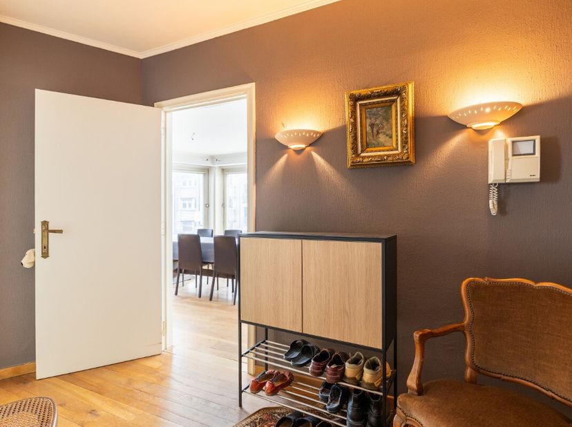 De Panne: Ruim 2-slaapkamerappartement in het bruisende centrum! Op zoek naar de perfecte combinatie van ligging, ruimte en potentieel? Dit heel ruime