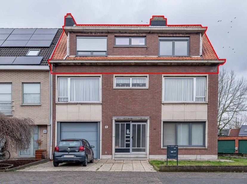 Appartement à rénover situé au 2e étage d'un petit immeuble (3 appartements) avec caves et un garage indépendant situé au fond du jardin.<br />
L'appa