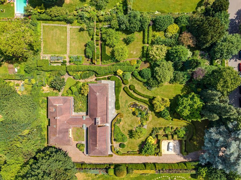 Idéalement située dans le quartier exclusif du Fort Jaco, Victoire-Junot vous présente cette villa 4 façades à rénover de ± 520 m² bruts, érigée sur u