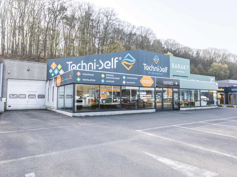 Emplacement stratégique à Wavre<br />
Situé le long de la Chaussée de Louvain à Wavre, ce showroom de ±400 m² bénéficie d’une excellente visibilité da