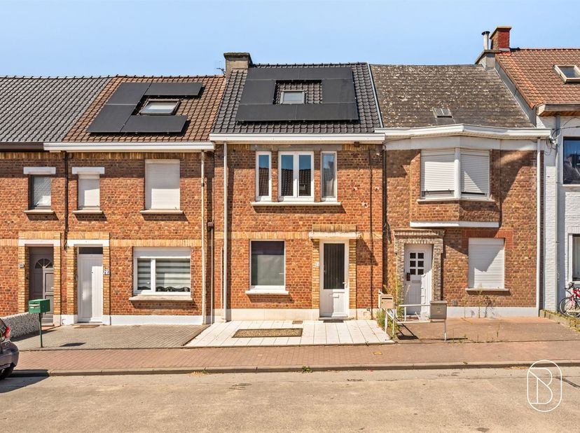 Instapklare woning met 3 slaapkamers, bureau en tuin met terras!<br />
<br />
Bent u op zoek naar een instapklare woning met voldoende ruimte en een