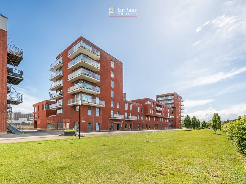 Dit mooie en lichtrijke appartement werd in 2014&amp;nbsp; gebouwd en werd steeds goed onderhouden. Het appartement staat momenteel leeg en is aldus metee