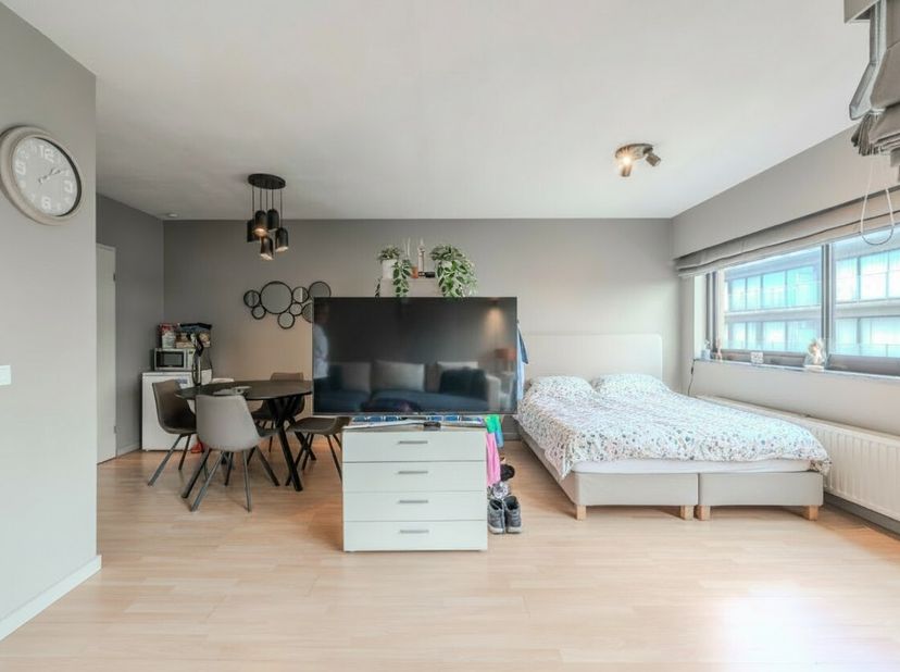 Welkom in deze vernieuwde en praktisch ingedeelde studio te Blankenberge. Bij het binnenkomen worden we ontvangen in de compacte inkomhal met vestiair