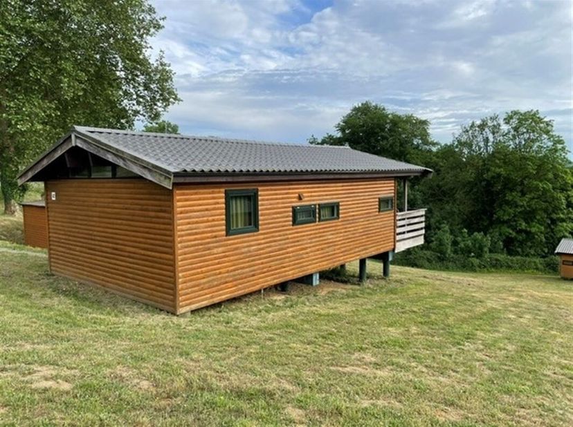 MCA Immobilier stelt u chalet nummer 43 voor, gelegen in het hart van het vakantiepark "Les Etoiles", met een prachtig vrij uitzicht op het bos. Deze
