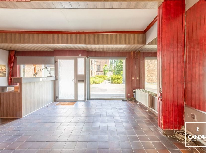 Dit handelspand met ruime woonst is uitstekend gelegen aan het gezellige dorpsplein van Melle.&amp;nbsp;<br />
<br />
Vooraan de woning ligt de veelzijdig