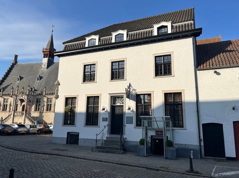Het pand vindt z’n oorsprong in de jaren 1600 en werd heropgebouwd én steeds gerenoveerd met authentieke materialen.<br />
Vandaag is het pand vergund