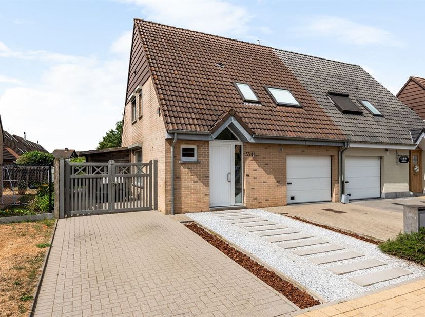 Instapklare woning met drie slaapkamers in rustige, doodlopende straat<br />
Deze instapklare woning dateert van 2001 en verkeert in goede staat van o