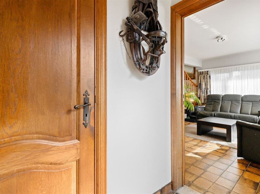 Situation : Cette charmante maison familiale est située dans une rue calme et agréable, à proximité des commerces et des écoles. Cette maison dispose
