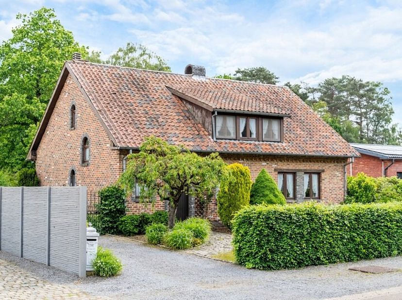 Deze charmante open bebouwing, rustig gelegen in de Dijkstraat, heeft een living met "halfopen" keuken en een veranda van waaruit je een mooi zicht op