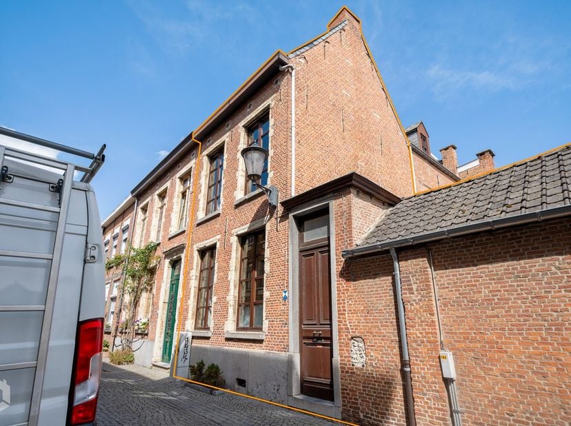 Gelegen in het charmante begijnhof&amp;nbsp;in Mechelen, vindt u deze karaktervolle woning. De centrale ligging zorgt ervoor dat u binnen handbereik besch