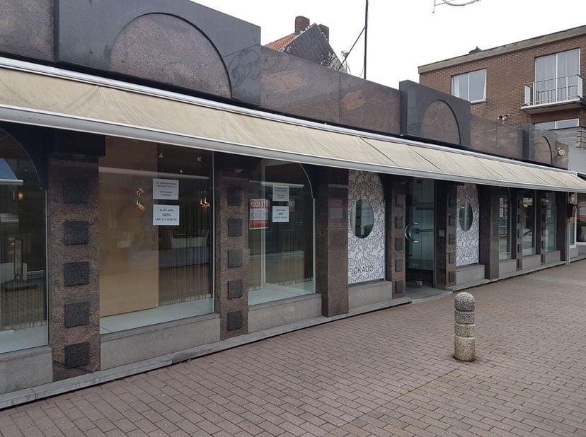 Te huur: ruime commerciële ruimte in de winkelstraat van Lanaken.<br />
<br />
Deze commerciële ruimte bevindt zich in de Winkelstraat, die een verbin