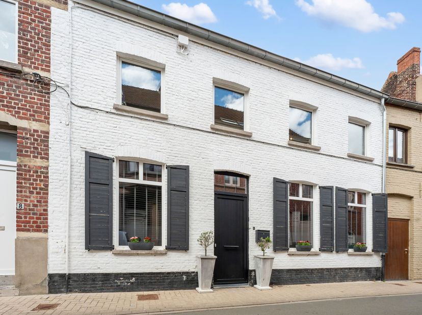 Instapklare woning in centrum Izegem te koop!<br />
We betreden de woning via de inkomhal en hebben direct een eerste kamer die nu gebruikt wordt als